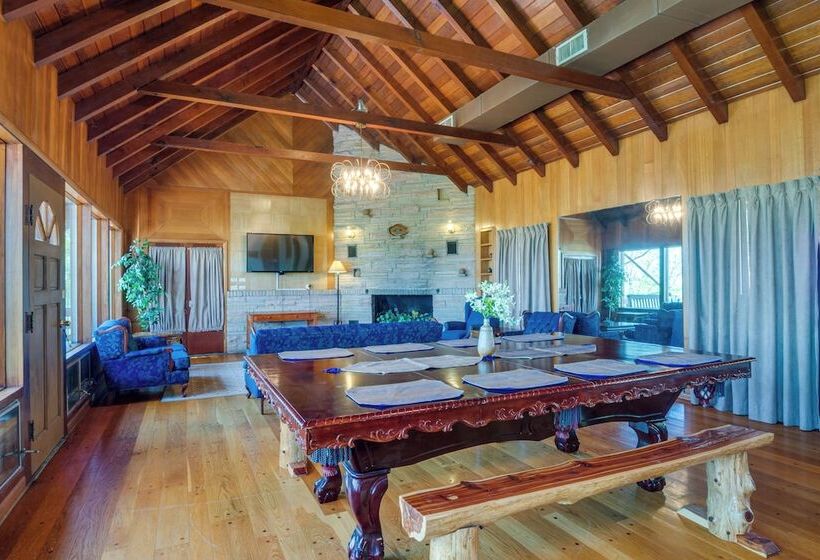 Ledge Lodge  Burkesville Getaway: Pool & Views!