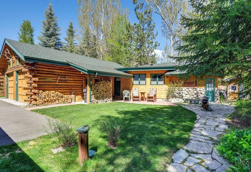 Life On Easy Street W/ Hot Tub: 7 Mi To Dwtn!