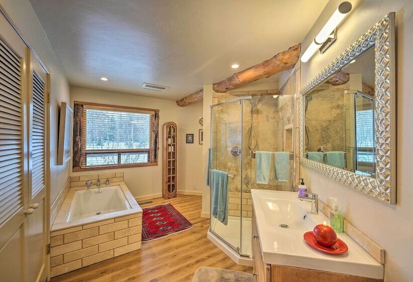 Life On Easy Street W/ Hot Tub: 7 Mi To Dwtn!