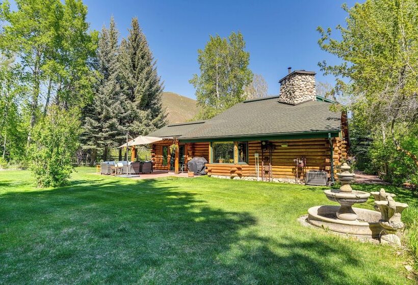 Life On Easy Street W/ Hot Tub: 7 Mi To Dwtn!