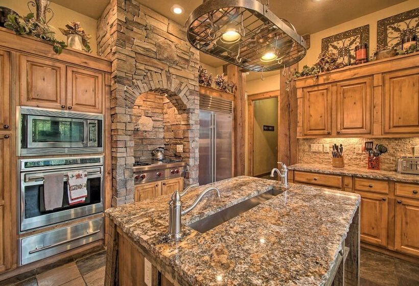 Luxe Mccall Cabin W/ Hot Tub ~ 8 Mi To Skiing