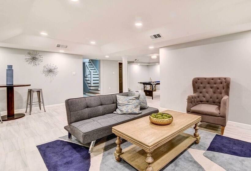 Luxurious Detroit Home   Walk To Golf & Park!