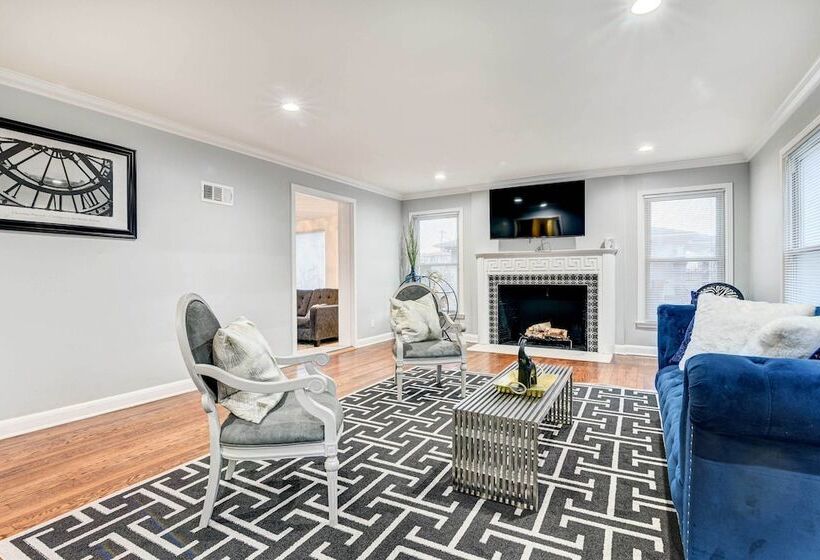 Luxurious Detroit Home   Walk To Golf & Park!