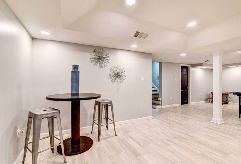 Luxurious Detroit Home   Walk To Golf & Park!