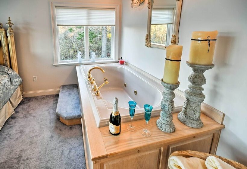 Luxurious Oceanfront Flanders Bay Home W/ Kayaks!