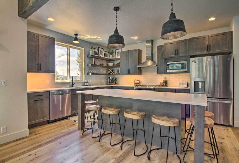 Modern & Newly Built Cabin: Ski, Fish, Hike!