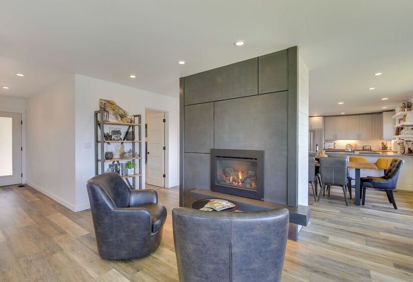Mt Hood Views: Modern Underwood Home W/ Deck!