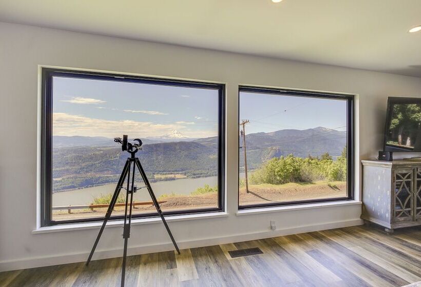 Mt Hood Views: Modern Underwood Home W/ Deck!
