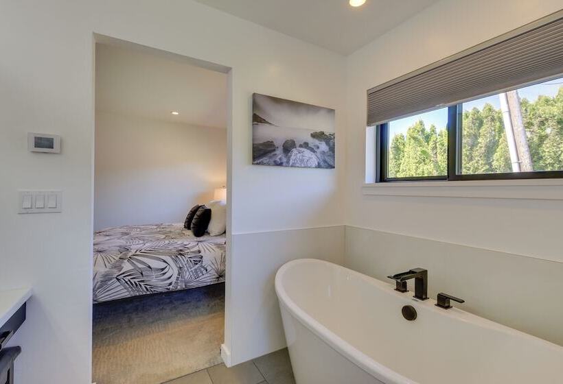 Mt Hood Views: Modern Underwood Home W/ Deck!