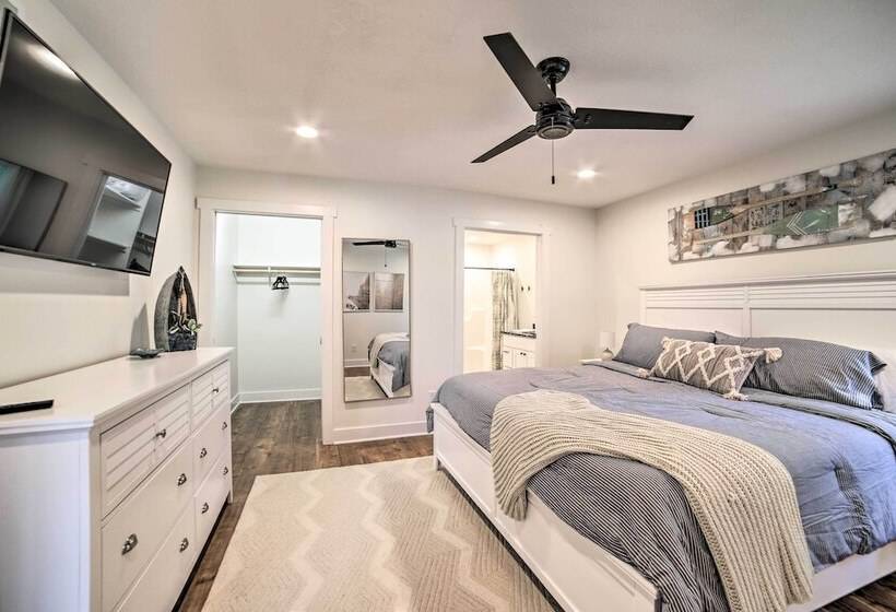 Newly Built Gilletts Lake Gem: Dock & Hot Tub