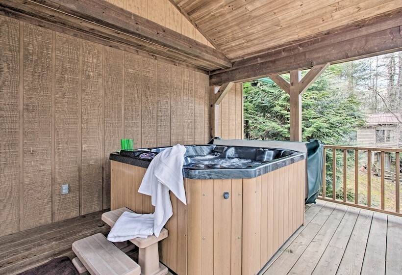 North Carolina Abode   Hot Tub, Foosball & Grill!