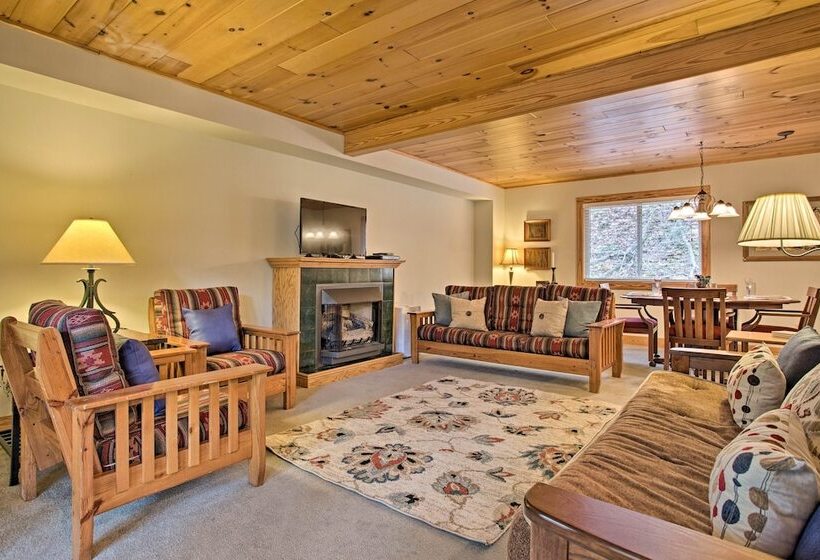 North Carolina Abode   Hot Tub, Foosball & Grill!