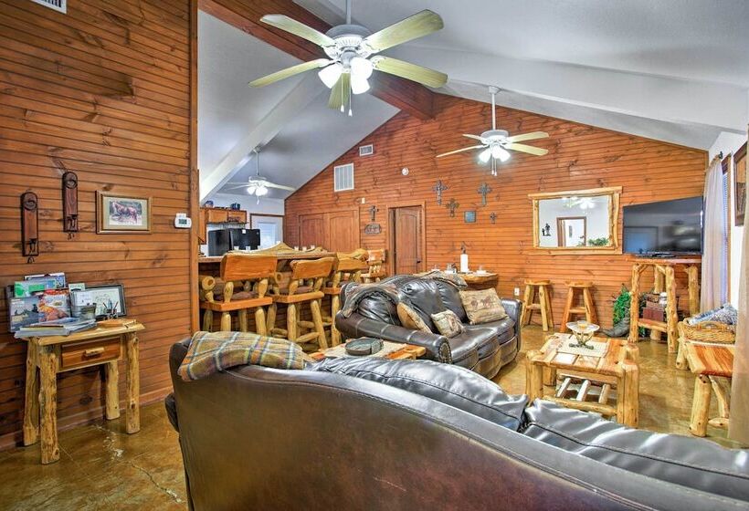 Broken Bow Cabin W/ Hot Tub: 3 Mi To Lake/overlook