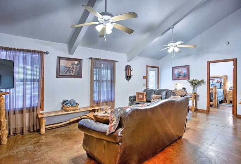 Broken Bow Cabin W/ Hot Tub: 3 Mi To Lake/overlook