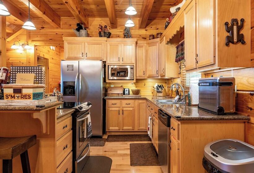Outlaw Mountain Lodge: Fire Pit & Panoramic Views!