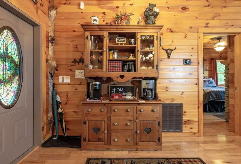 Outlaw Mountain Lodge: Fire Pit & Panoramic Views!