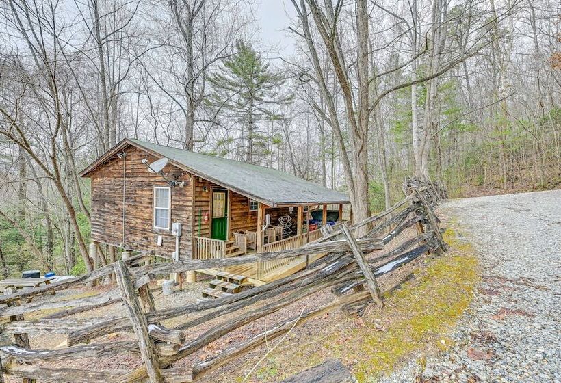 Peaceful Bryson City Cabin Fire Pit & Hot Tub!