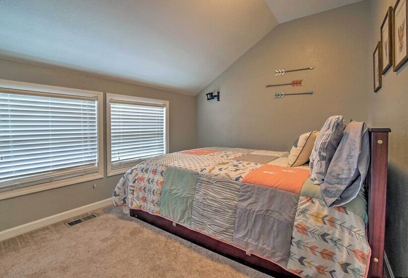 Half Mi To Yacht Club: Home By Perry Lake!