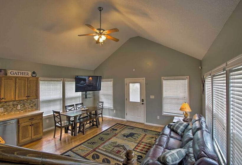 Half Mi To Yacht Club: Home By Perry Lake!