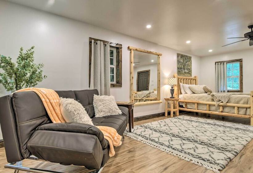 Pet Friendly Delta Cabin W/ Private Hot Tub!