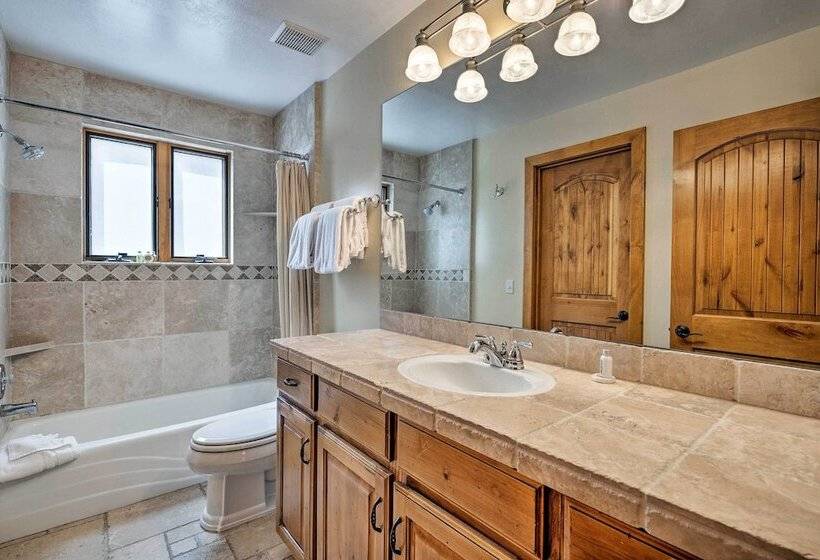 Quiet Park City Home W/ Hot Tub   Walk To Main St!