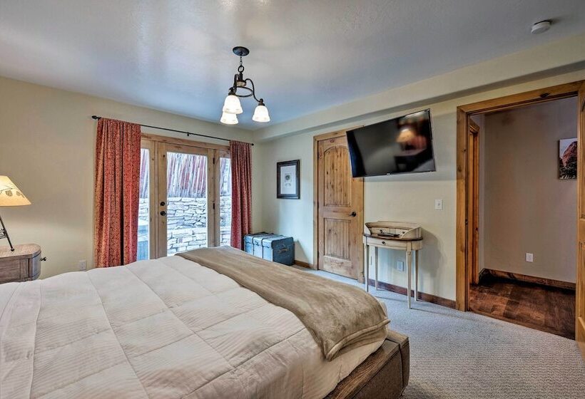 Quiet Park City Home W/ Hot Tub   Walk To Main St!