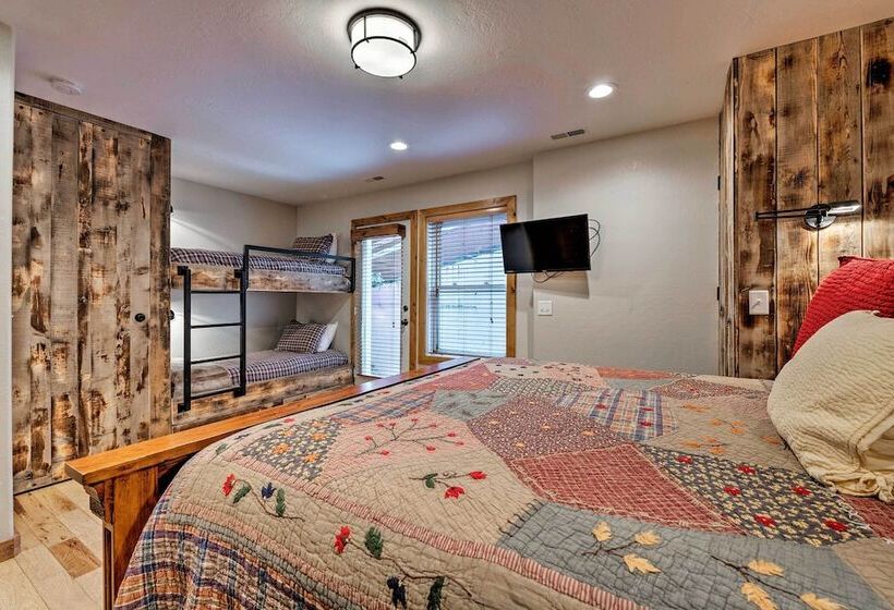 Quiet Park City Home W/ Hot Tub   Walk To Main St!