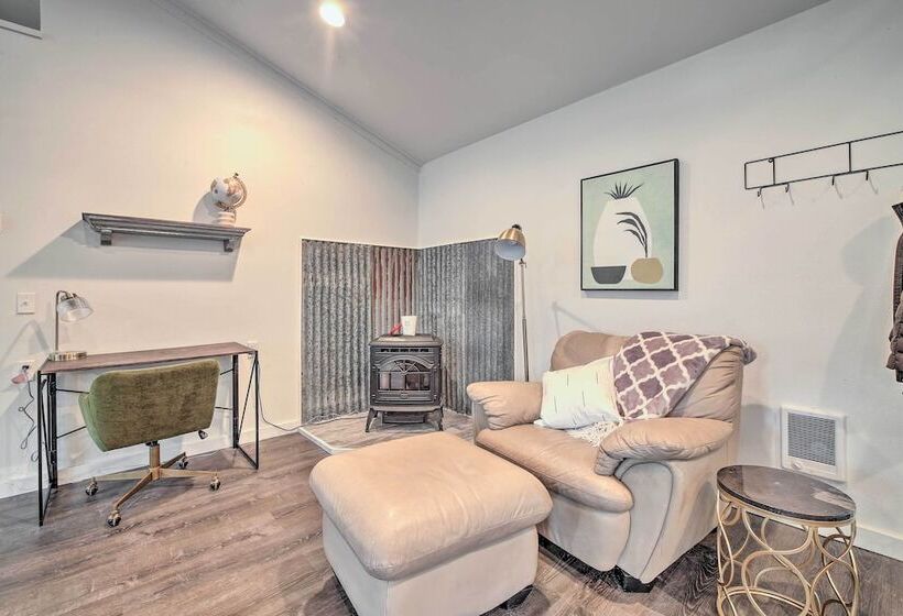 Quaint, Cozy Outdoor Retreat Near Mt Rainier!