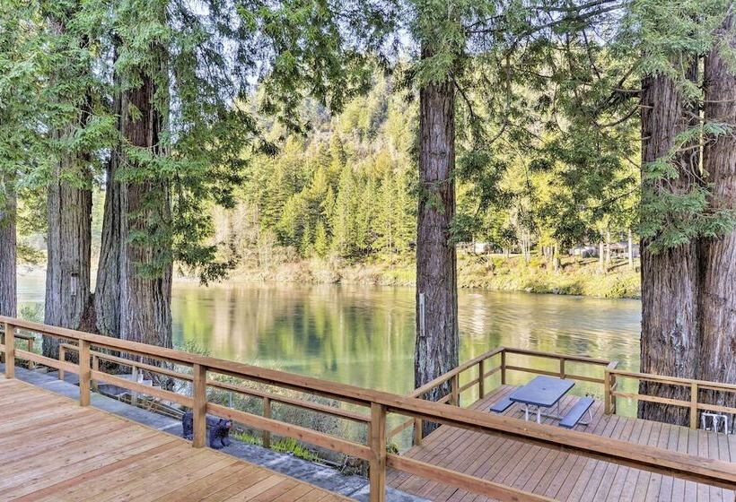 Riverfront Crescent City Home, 8 Mi To Beach!