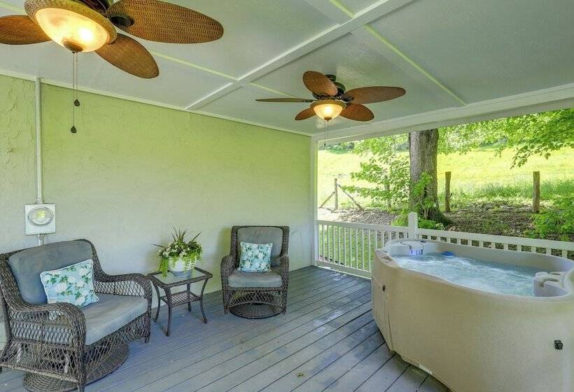 Secluded Marshall Cottage: Hot Tub + Mountain View