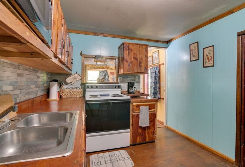 Serene Green Forest Hideaway W/ Spacious Yard