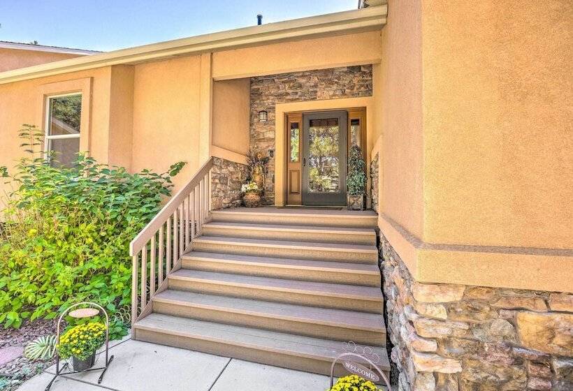 Serene Monument Sanctuary W/ Patio & Fire Pit!