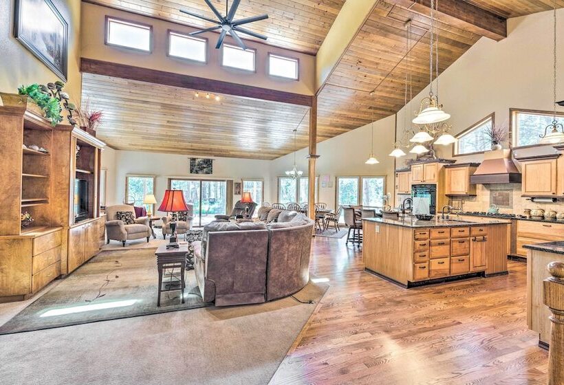 Serene Monument Sanctuary W/ Patio & Fire Pit!