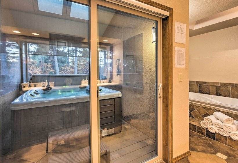 Serene Monument Sanctuary W/ Patio & Fire Pit!