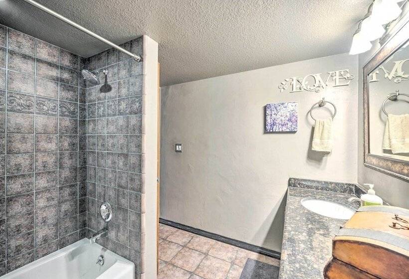 Serene Monument Sanctuary W/ Patio & Fire Pit!