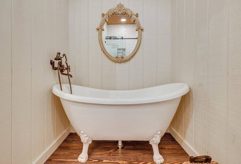 Spacious Alabama Retreat   Deck, Grill & Fire Pit!