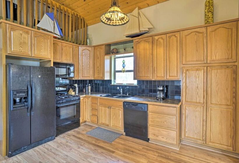 Spacious Buckeye Lake Home W/ Hot Tub & Fire Pit!