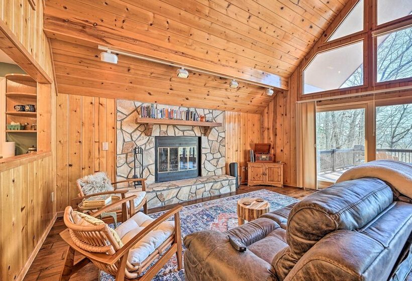 Spacious Franklin Cabin W/ Mountain Views!