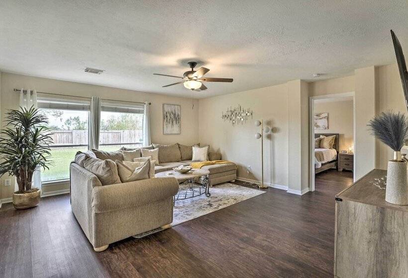 Spacious Houston Home ~ 22 Mi To Downtown!