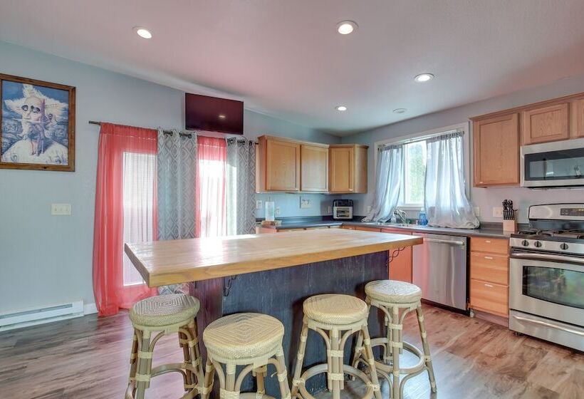 Spacious Sheboygan Home W/ Grill & Fire Pit!