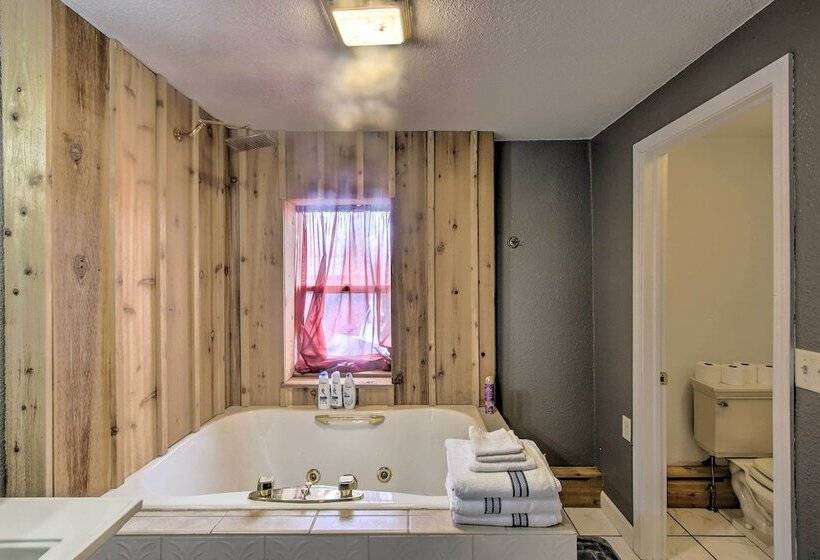 Spacious Sheboygan Home W/ Grill & Fire Pit!