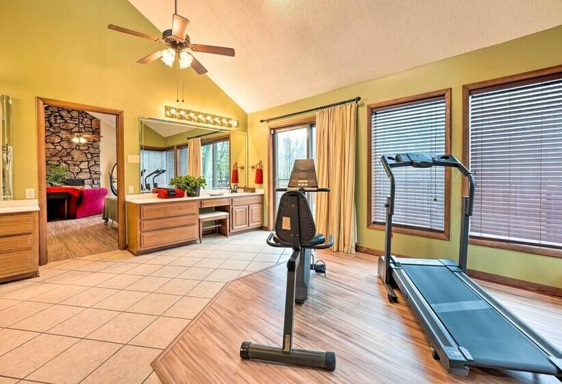 Stunning Southaven Estate: Pool & Spacious Deck!