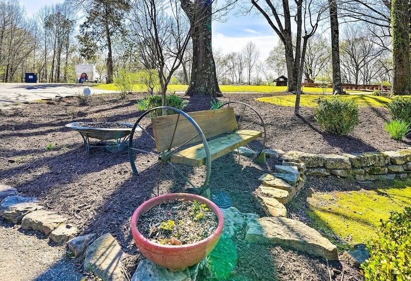 Stunning Southaven Estate: Pool & Spacious Deck!