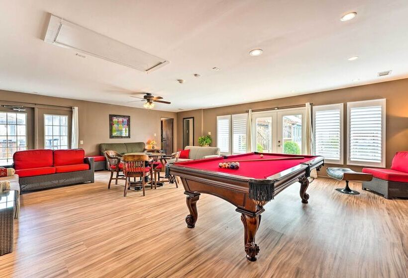 Stunning Southaven Estate: Pool & Spacious Deck!