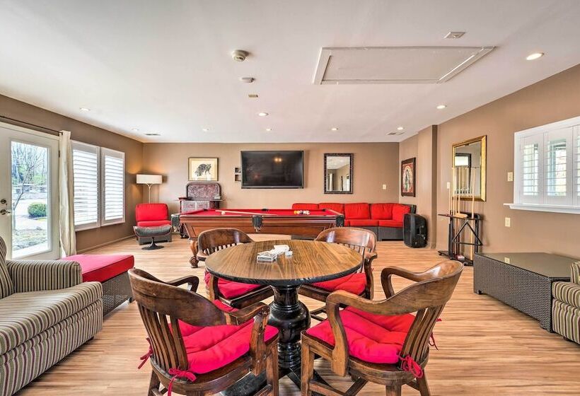 Stunning Southaven Estate: Pool & Spacious Deck!