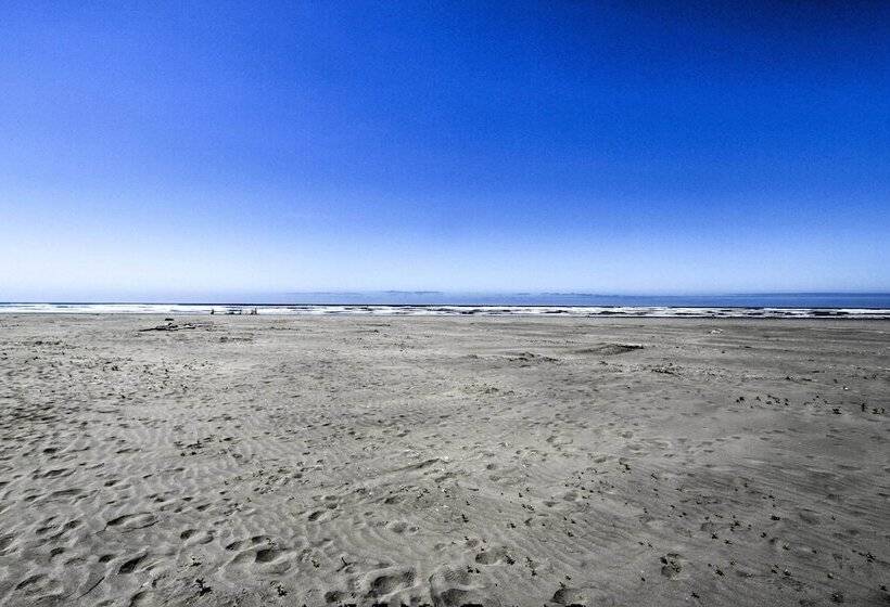 The Little Orca S   Short Walk To The Beach!