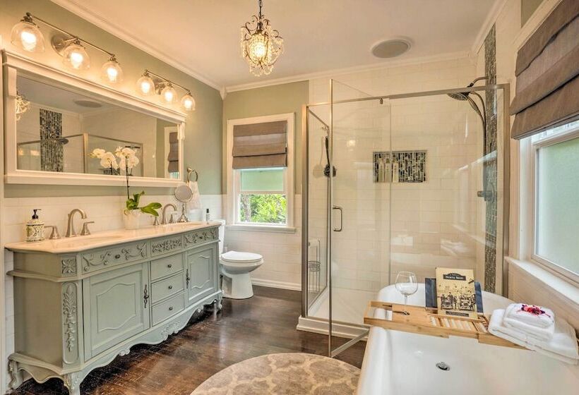 The Old Mccullough Home W/ Rooftop Deck, View