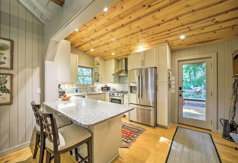 Tranquil Highlands Cottage With Fire Pit & Stream!
