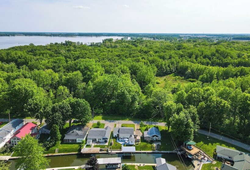 Waterfront Lakeview Cottage W/ Dock & Lift!