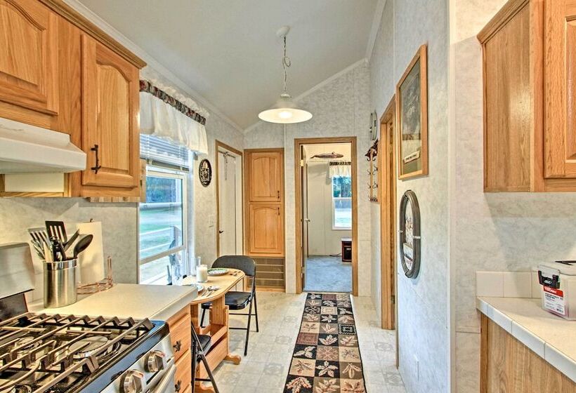 Woodsy Packwood Haven W/ Golf Course Access!